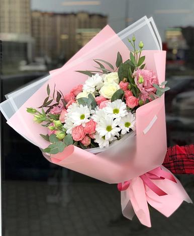 Букет цветов из: Розы, Лизиантусы и Хризантемы в Красный Яр Волгоградской области
